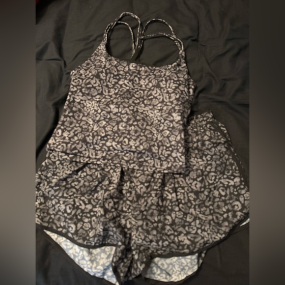 Fabletics Black and Gray Leopard Print Active Set - Picture 2 of 8